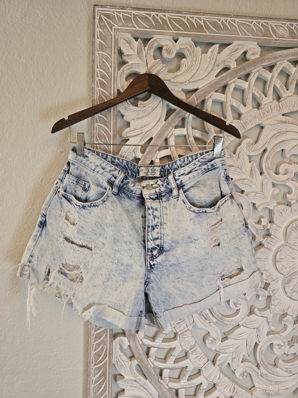 Free People We The Free Women's Retro Cut Off Distressed Denim Shorts 28